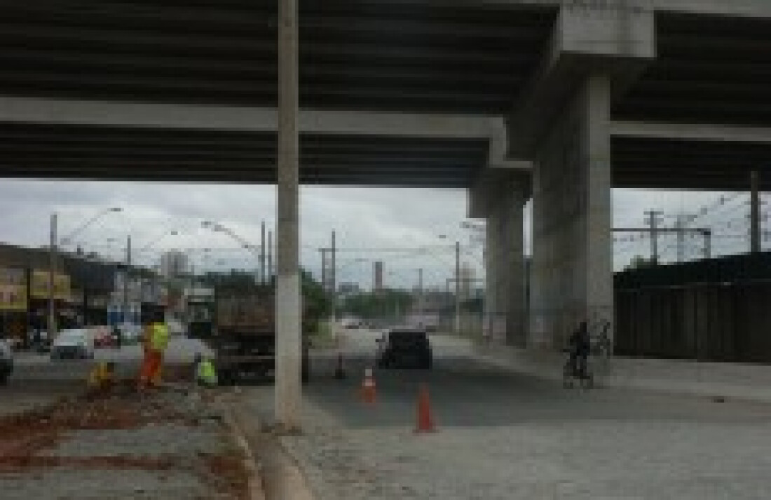 Acredite se quiser: avenida Brasil tem poste na faixa de trânsito