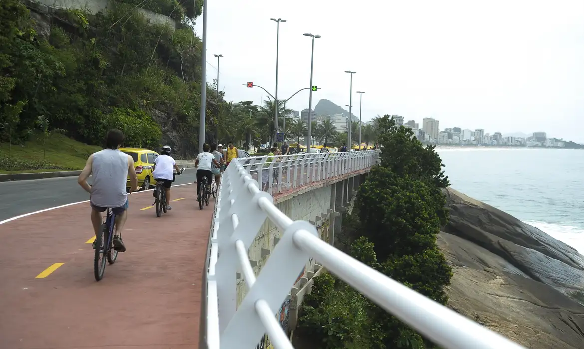 Prefeitura do Rio fecha Ciclovia Tim Maia após ondas de 2 metros