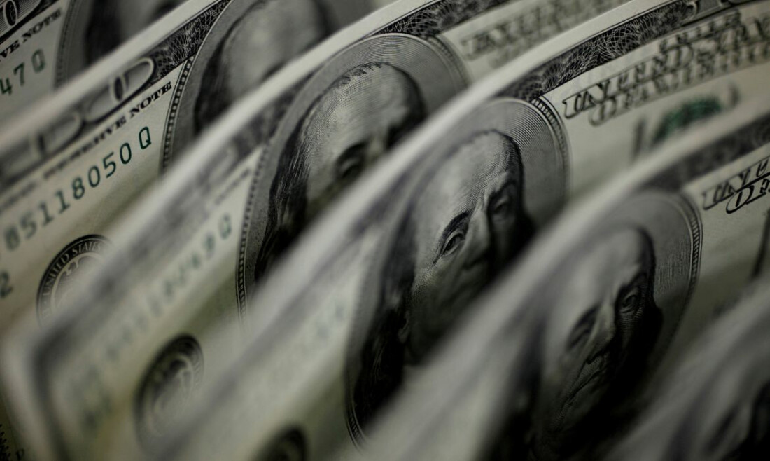 Dólar cai a R$ 4,91 e fecha no menor valor em 27 meses