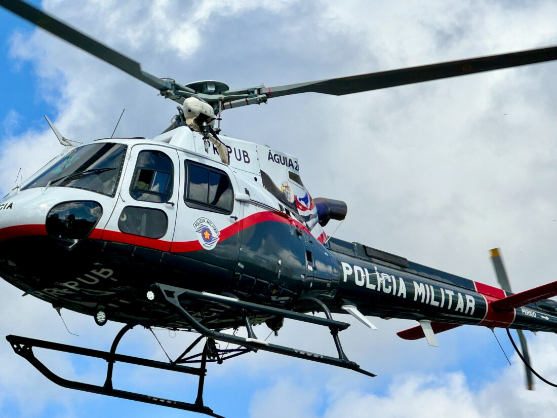 Helicóptero Águia da PM resgata trilheiros em área de mata na Serra do Mar