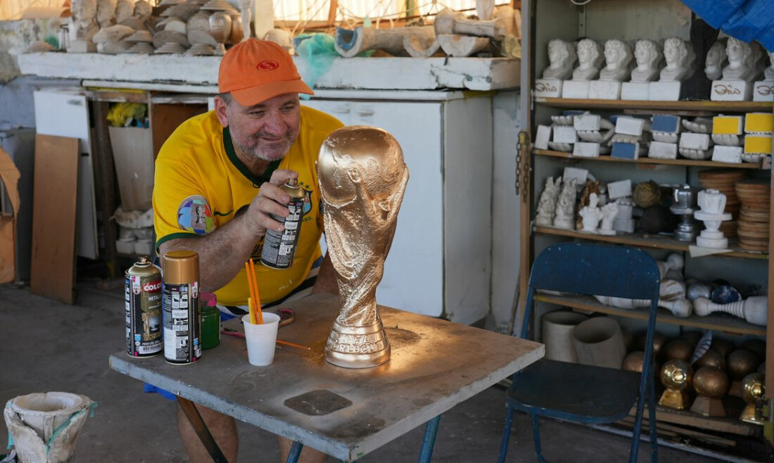 Artesão do RJ faz troféus da Copa e espera que o Brasil fature o hexa