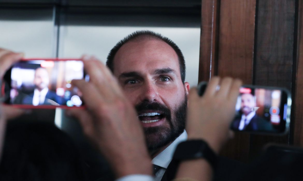 PGR pede ao Supremo condenação de Eduardo Bolsonaro por coação