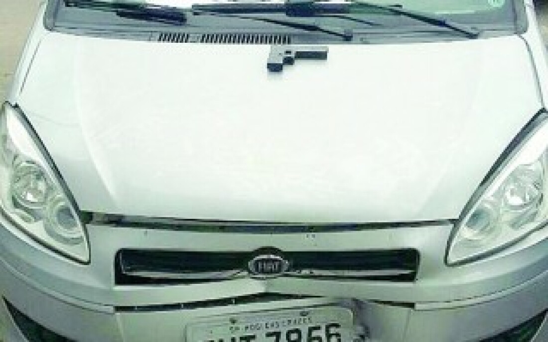 PM flagra e prende dois por roubo de veículo