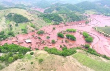 Rompimento libera 62 milhões de m³ de rejeitos