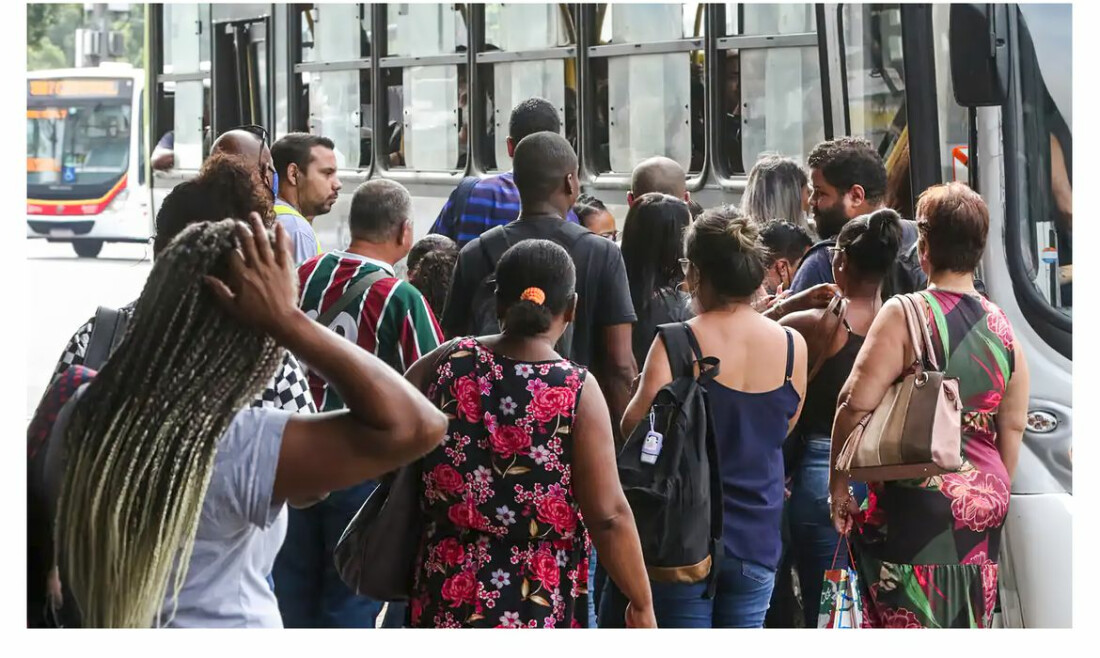 Número de pessoas em busca de emprego há mais de dois anos cai 21,7%