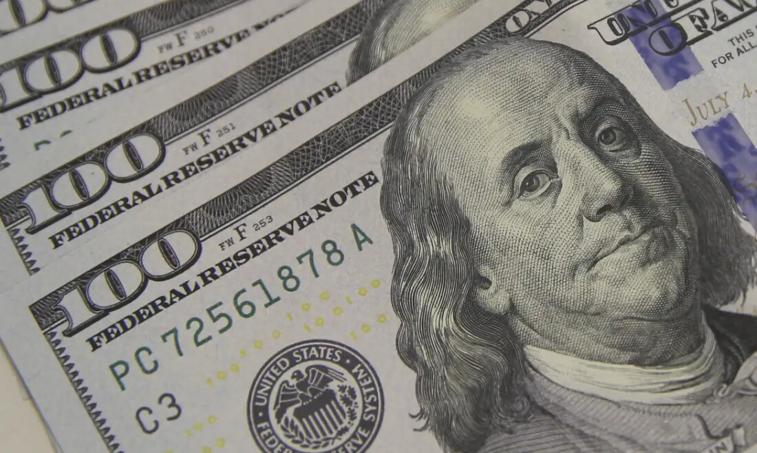 Dólar sobe a R$ 5,06, e bolsa cai com tensão global e ruído político