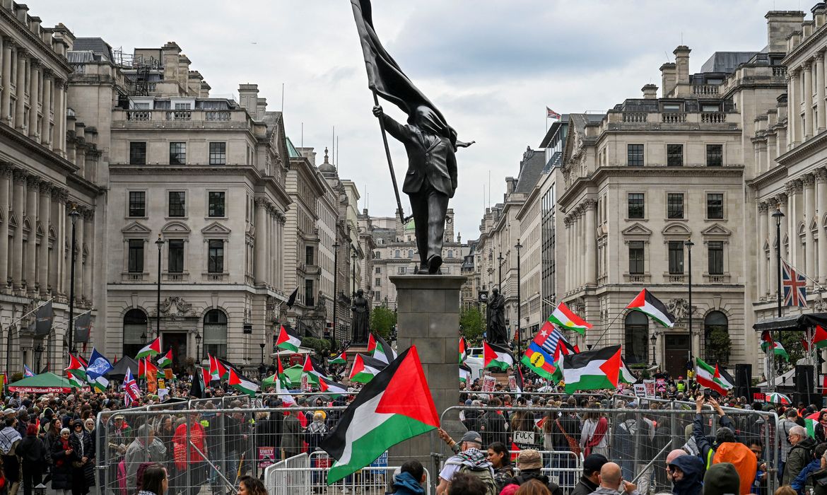 Marchas em Londres protestam contra a imigração e pró-palestinos