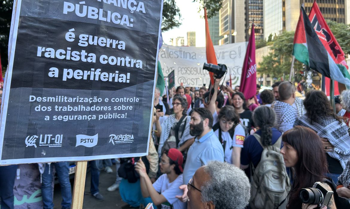 Cordão da Mentira faz ato na Paulista para lembrar Crimes de Maio