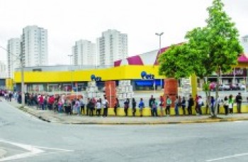 Fila imensa em busca de vagas de emprego