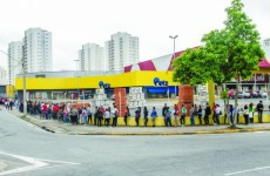 Fila imensa em busca de vagas de emprego