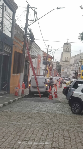 EDP realiza mutirão para retirada de fiação irregular em postes de Mogi 