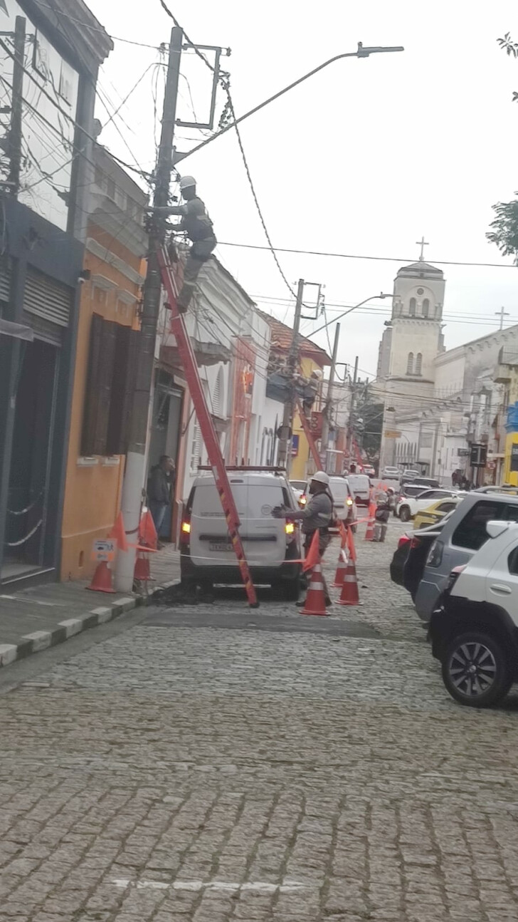 EDP realiza mutirão para retirada de fiação irregular em postes de Mogi 