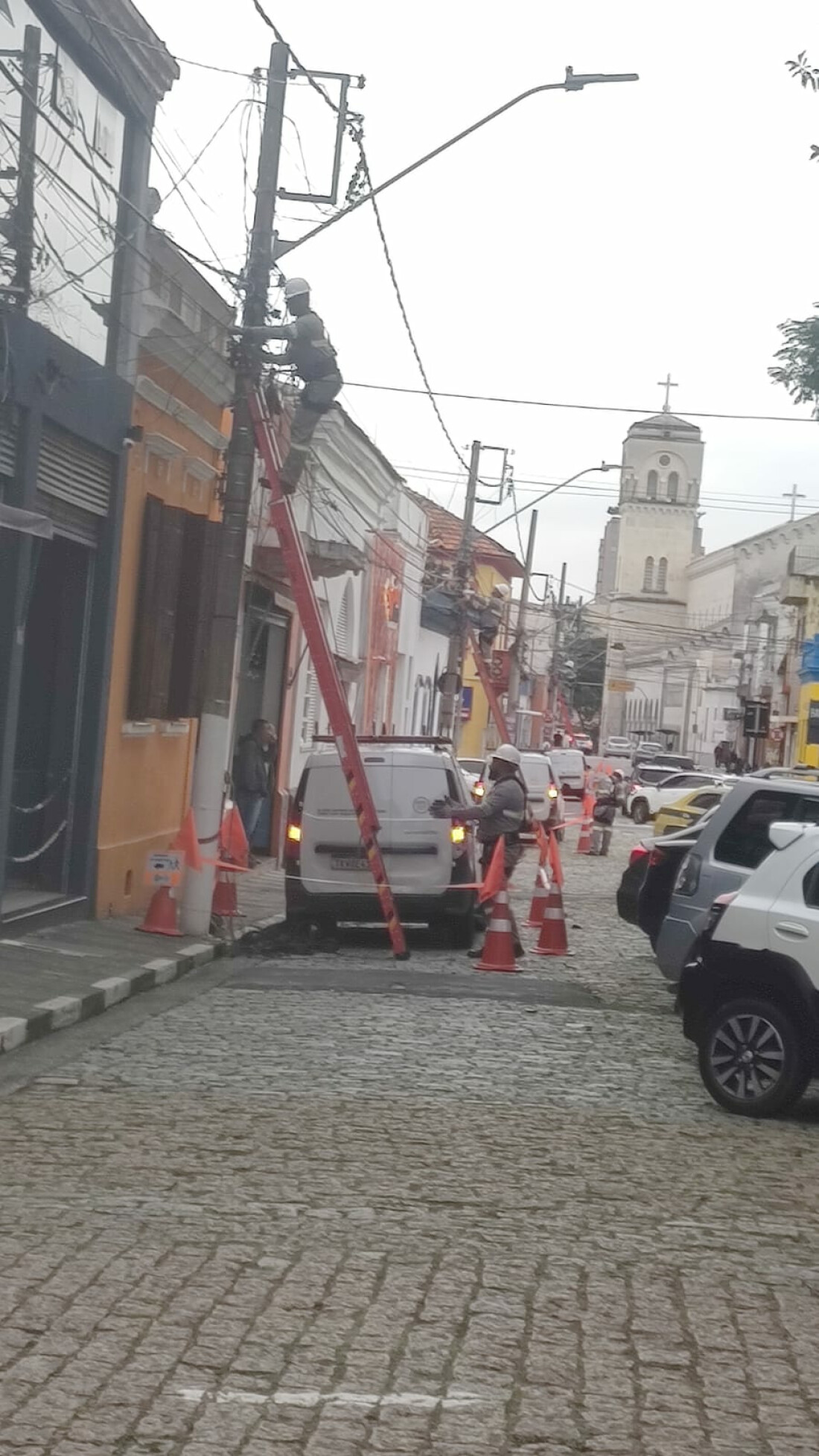 EDP realiza mutirão para retirada de fiação irregular em postes de Mogi 
