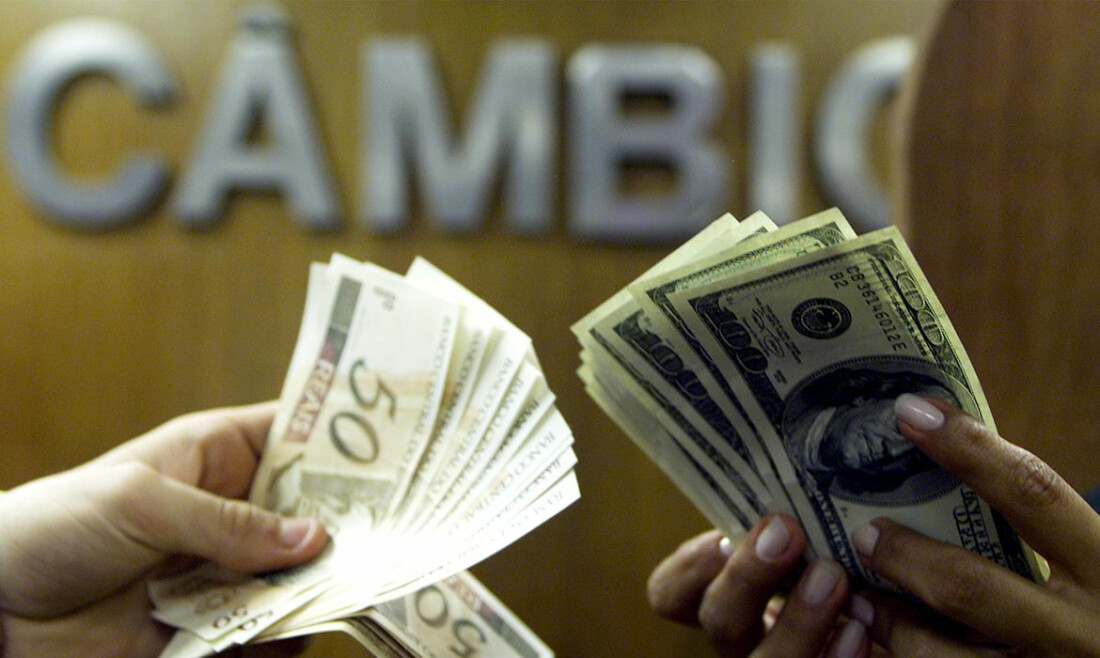 Dólar cai e fecha abaixo de R$ 5, após recuo de Trump no Irã