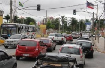 Trânsito intenso no bairro Nova Mogilar testa paciência de motoristas