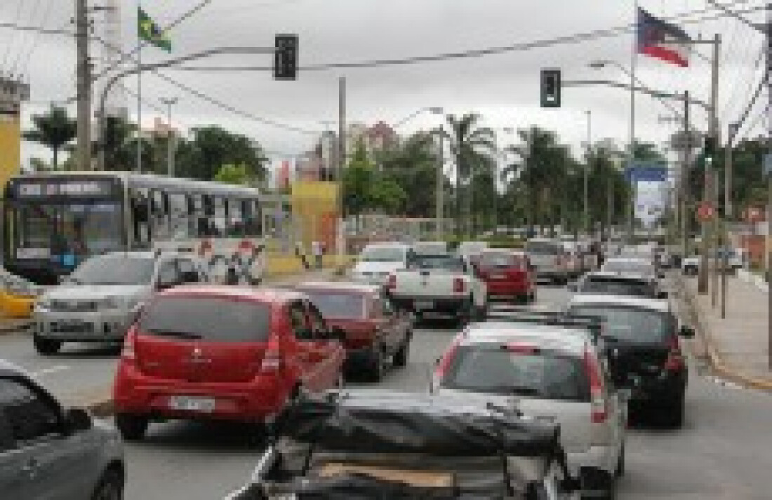 Trânsito intenso no bairro Nova Mogilar testa paciência de motoristas