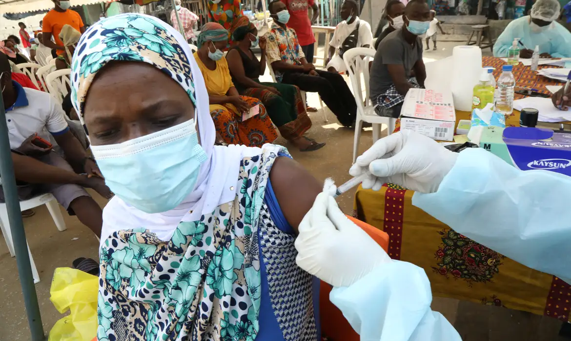 Vacina contra cepa do ebola na Àfrica pode demorar até 9 meses