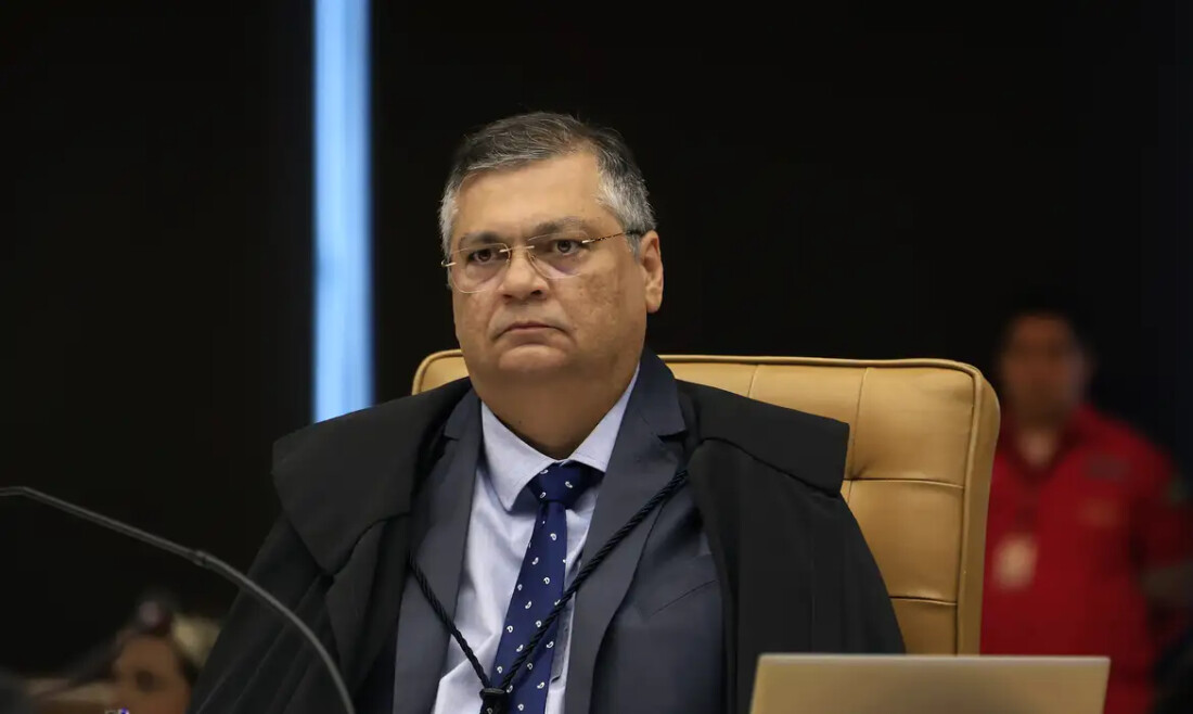 Dino pede que Câmara explique viagem de Mário Frias ao exterior