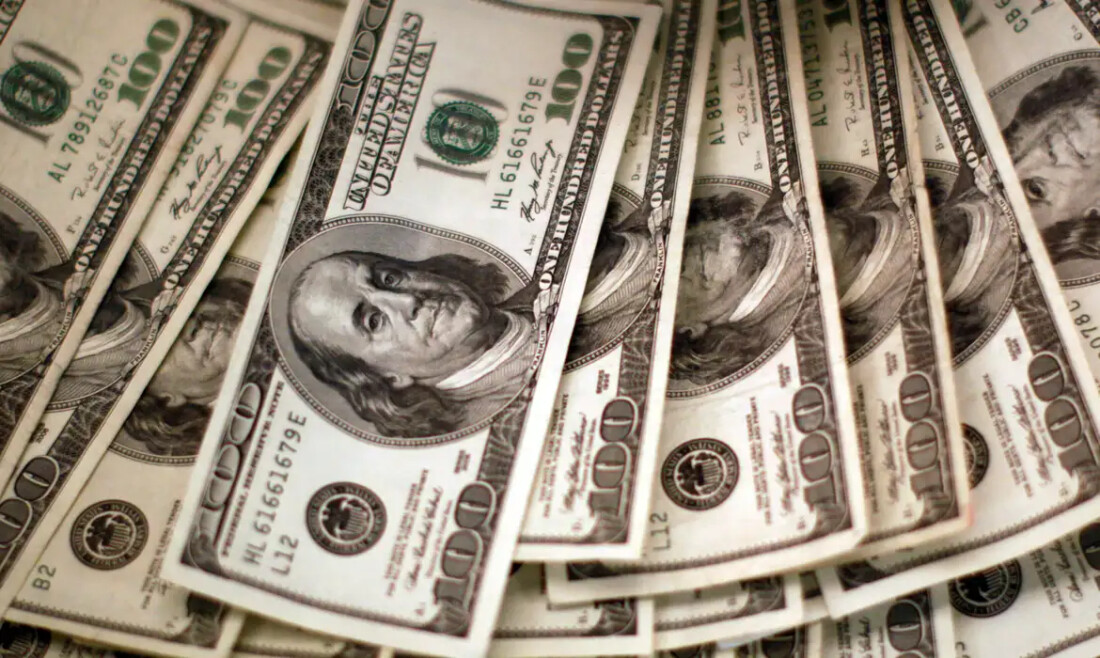 Dólar cai para R$ 5 e bolsa sobe com alívio no Oriente Médio
