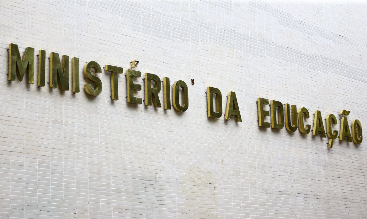 Metade dos professores formados em EAD tem desempenho insuficiente