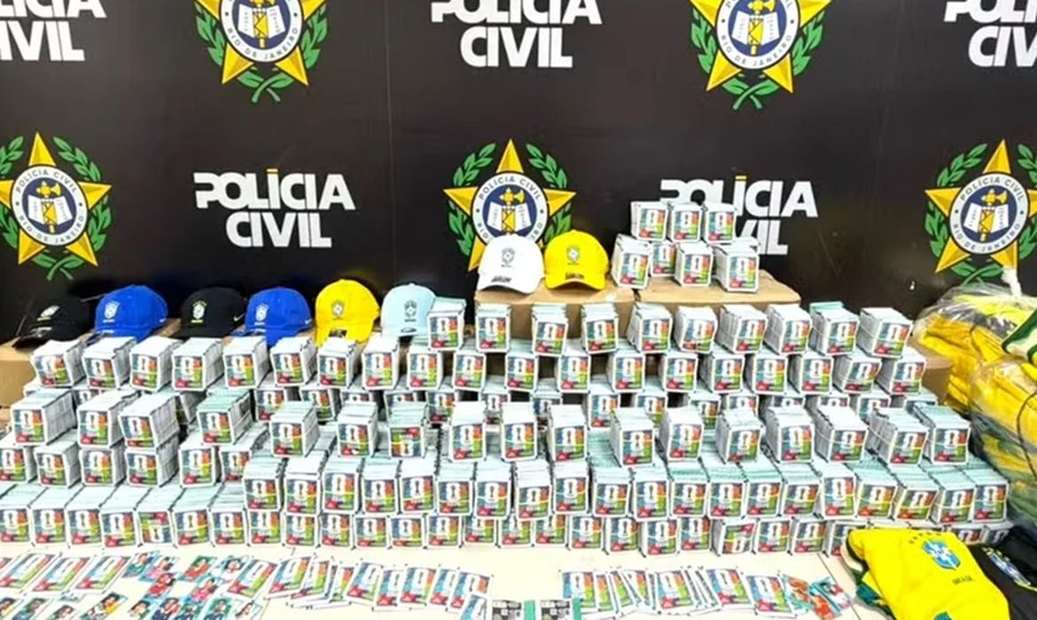 RJ: Polícia apreende mais de 200 mil figurinhas falsificadas da Copa