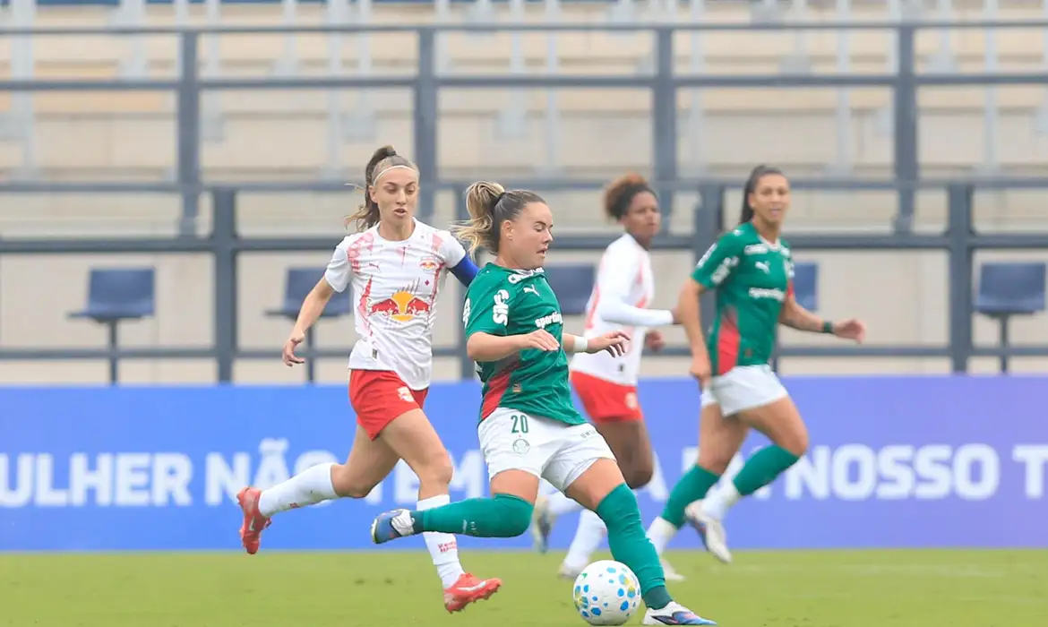 Palmeiras vence Bragantino e dorme na liderança do Brasileiro Feminino