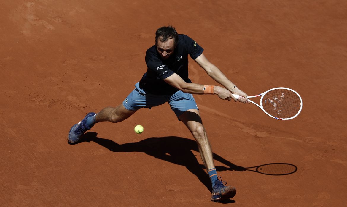 Medvedev é eliminado por tenista convidado na estreia de Roland Garros