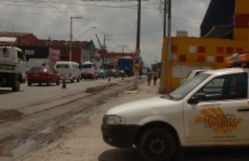 Recapeamento chega em frente à estação da CPTM de Suzano