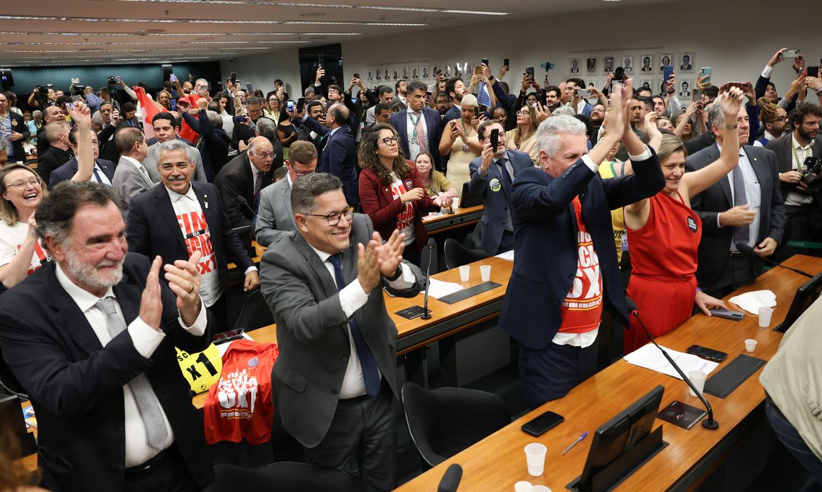 Comissão aprova relatório de PEC que acaba com escala 6X1