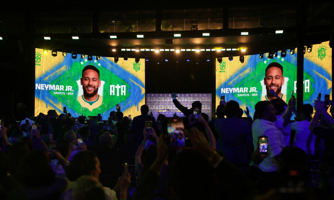Neymar não treina em apresentação e preocupa a duas semanas da Copa
