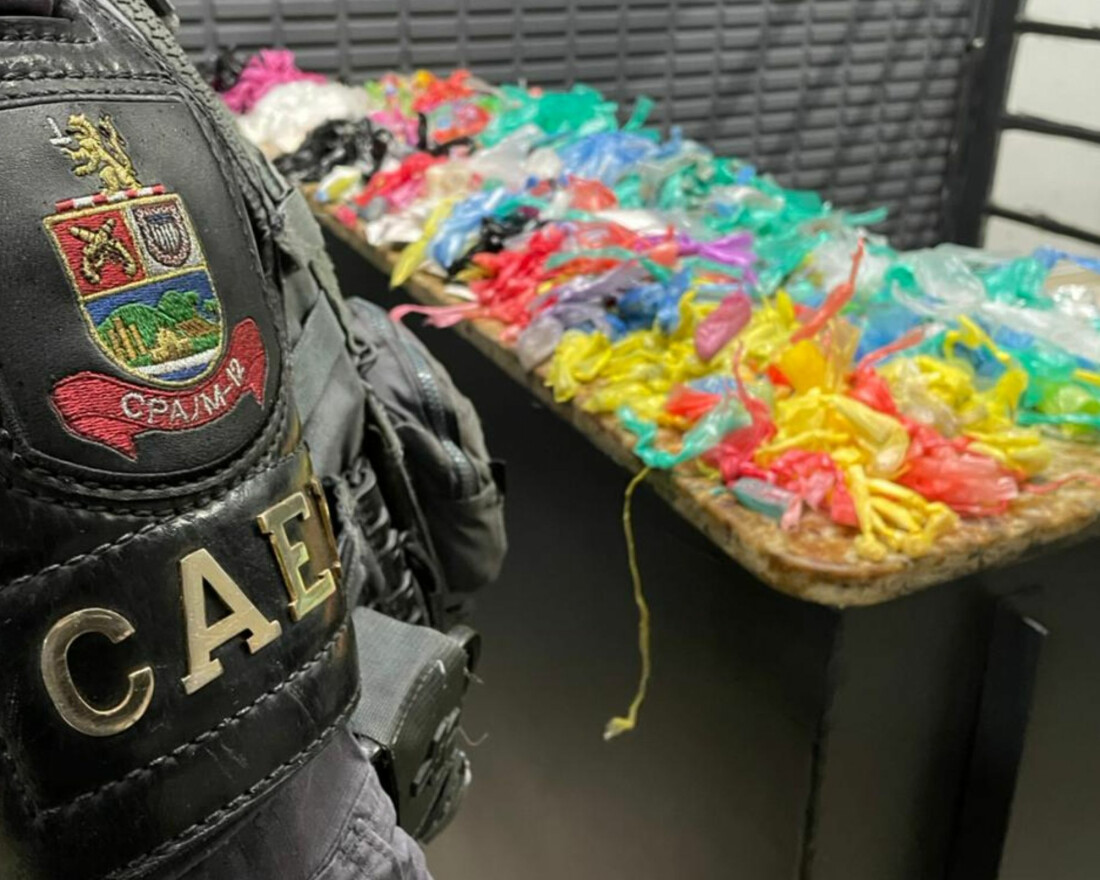 PM apreende mais de 990 porções de droga após operação em Ferraz