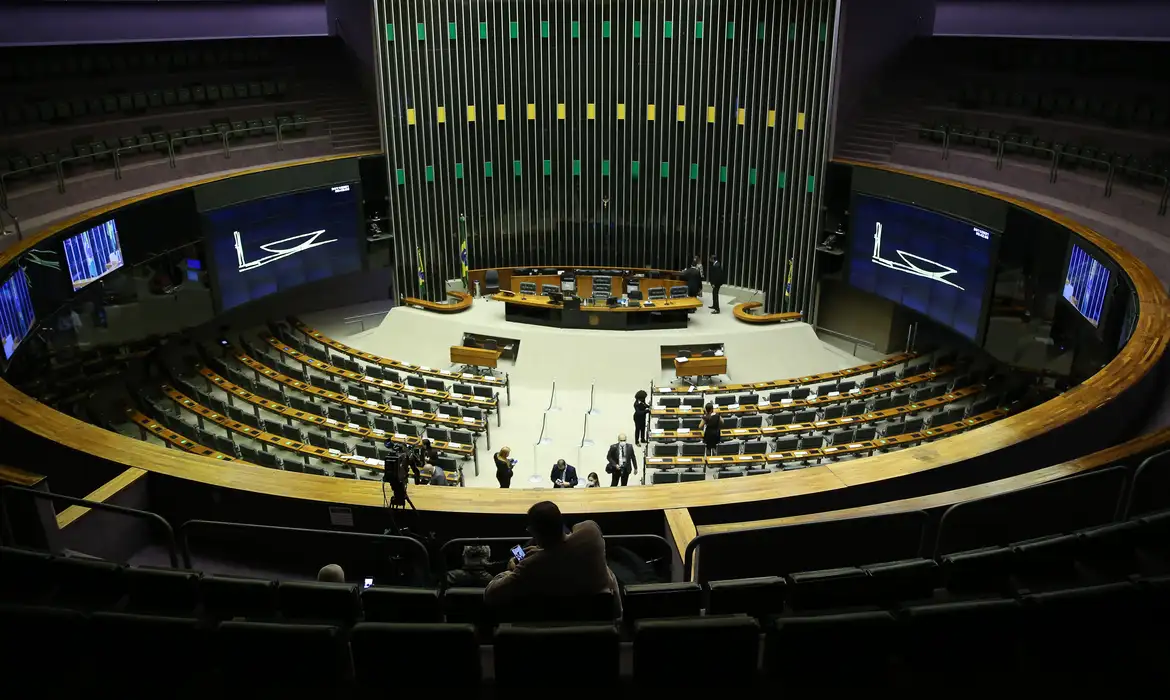 Saiba como votaram os deputados na PEC que acaba com a escala 6x1