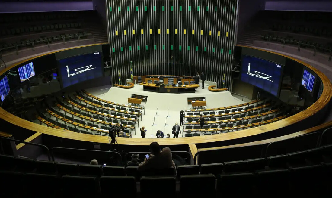 Saiba como votaram os deputados na PEC que acaba com a escala 6x1