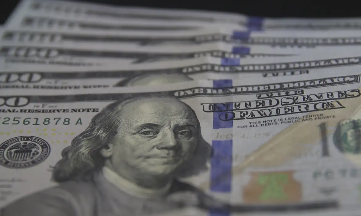 Dólar cai para R$ 5,03 com alívio geopolítico e foco nos EUA
