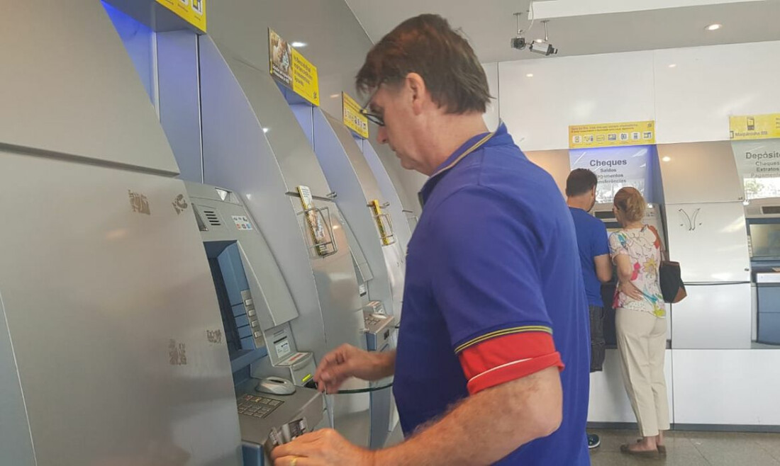 Receita paga nesta sexta maior lote de restituição do IR da história