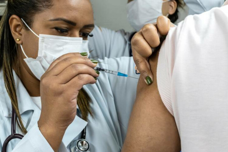 Governo de SP amplia vacinação contra gripe para toda a população