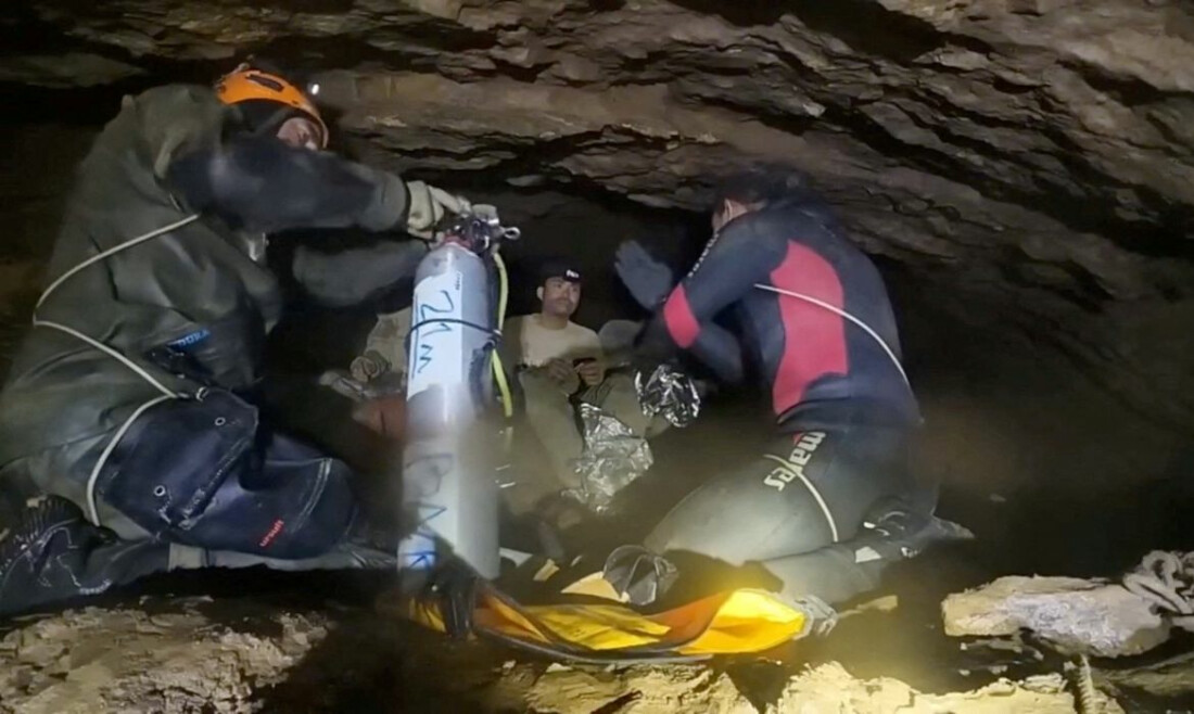Equipes de resgate retiram quatro pessoas de caverna inundada no Laos