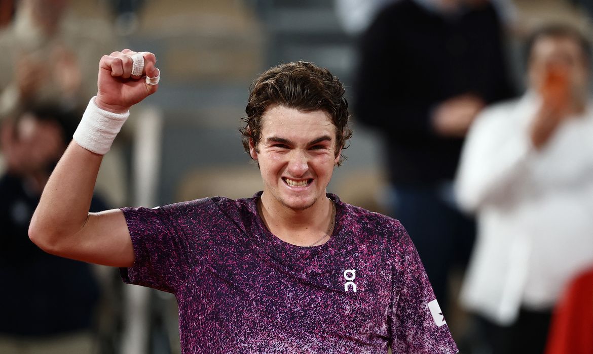 João Fonseca derrota Casper Ruud e vai às quartas de Roland Garros