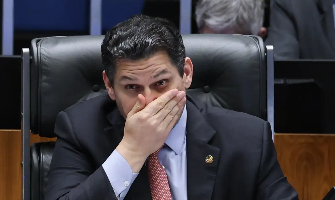 Alcolumbre mantém silêncio sobre 6x1 e oposição tenta preservar escala