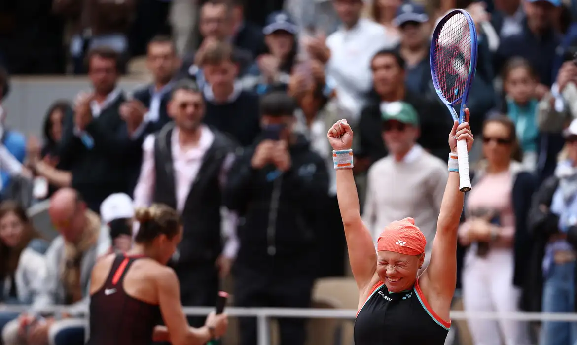 Russa Shnaider bate número 1 Sabalenka e vai à semi em Roland Garros