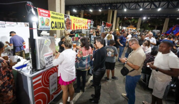 Feira Noturna de Braz Cubas sorteia pacotes de figurinhas nesta quinta-feira