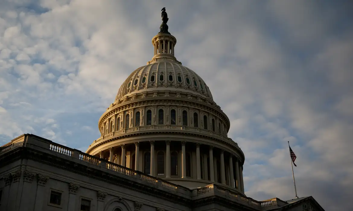 Deputados dos EUA apoiam regra que limita poderes de Trump contra Irã