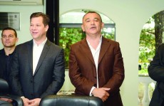 Filló reassume cargo em reunião com secretários