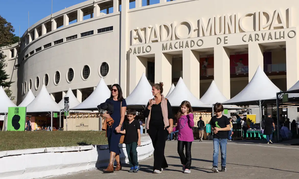Feriado em SP tem programação gratuita em feira do livro no Pacaembu