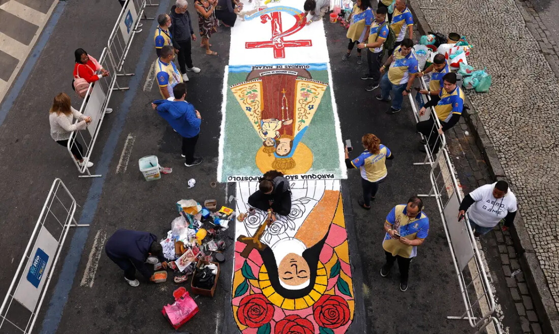Fiéis vencem tempo chuvoso para fazer tapetes de Corpus Christi no Rio