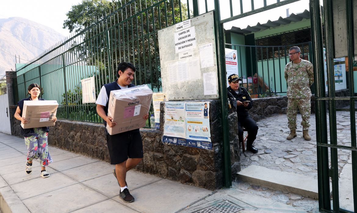 Peru define presidente entre direita Fujimori e esquerda Sanchéz
