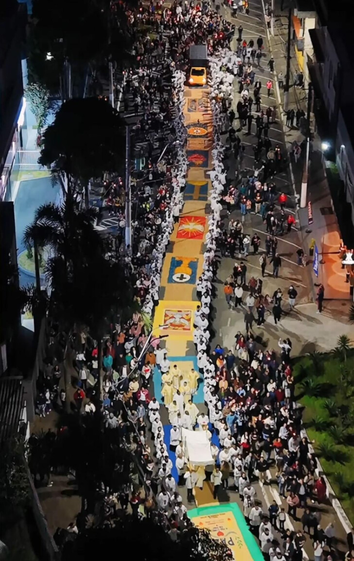 Corpus Christi reúne mais de 20 mil pessoas nas ruas do Centro de Poá 
