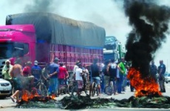 Caminhoneiros fazem protesto em 12 estados
