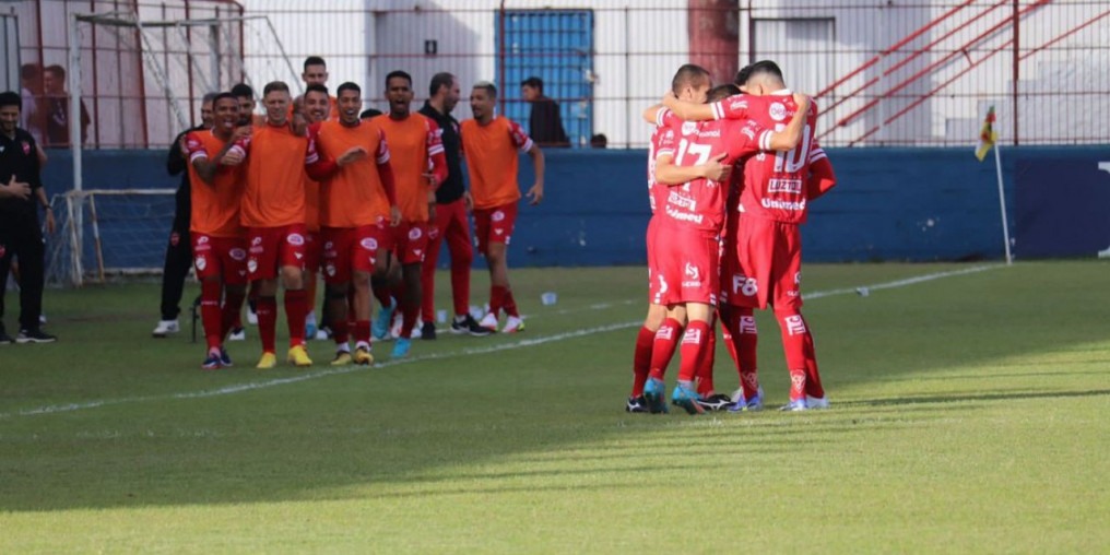 Vila Nova bate o Brusque e sai do Z4 da Série B depois de 21 jogos