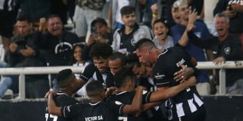 Botafogo vence Coritiba em casa e dorme em 10º lugar no Brasileirão